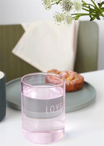 DESIGN LETTERS LOVE GLAS - LYSERØD
