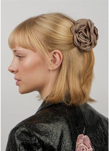 SUI AVA ROSA HAIR CLAW TAUPE – ELEGANT HÅRKLEMME MED ROSER